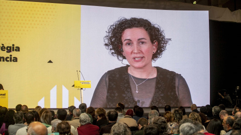 La secretaria general de ERC, Marta Rovira, interviene de manera telemática durante el congreso de ERC, en la Fira de Lleida, a 28 de enero de 2023, en Lleida.