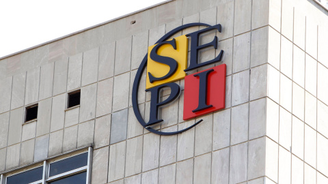 El logo de la Sociedad Estatal de Participaciones Industriales (SEPI) en su sede en Madrid.