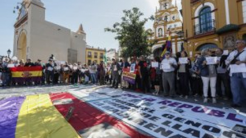 Cientos de personas celebran la exhumación de los franquistas Queipo de Llano y Bohórquez en Sevilla