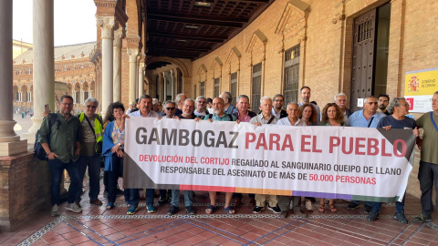 Miembros de la Plataforma Gambigaz y cargos públicos, este lunes en Sevilla.