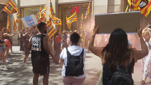 Treballadors protesten davant el local d'H&M al passeig de Gràcia de Barcelona