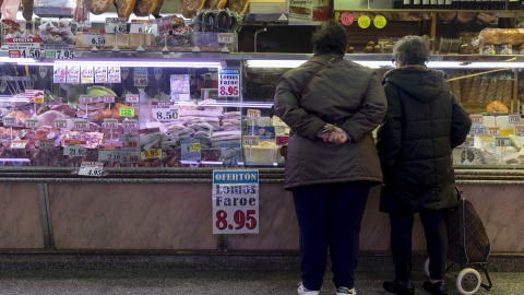 Dos mujeres compran en un mercado de Madrid. Imagen de Archivo.