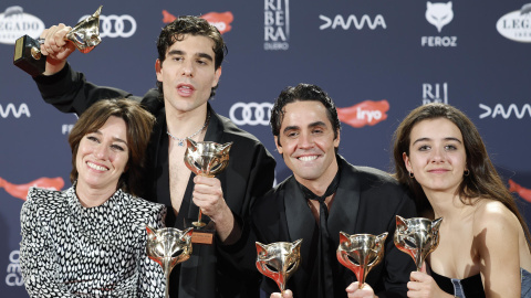 Las actrices Lola Dueña e Irene Balmes y los realizadores Javier Calvo y Javier Ambrossi, de la serie ´La Mesías´ posan con sus premios durante la undécima gala de los Premios Feroz.