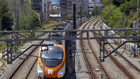 Un tren de Rodalies circula por las vías en L'Hospitalet de Llobregat