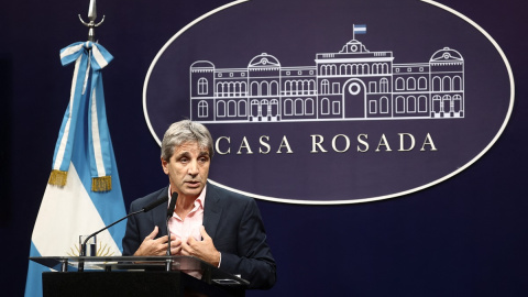 El ministro de Economía, Luis Caputo, en una rueda de prensa, a 26 de enero de 2024