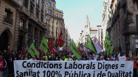 La capçalera de la manifestació amb l'eslògan 'Condicions laborals dignes = Sanitat 100% pública i de qualitat'