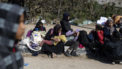 Los palestinos desplazados del campamento de Khan Yunis que se dirigen a los campamentos de Rafah, cerca de la frontera con Egipto, al sur de la Franja de Gaza, el 26 de enero de 2024.