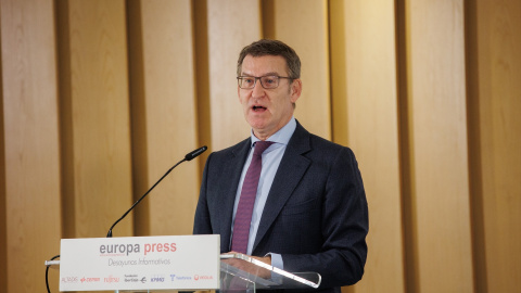 El presidente del PP, Alberto Núñez Feijóo, interviene durante un desayuno informativo de Europa Press, en el hotel Hyatt Regency Hesperia, a 25 de enero de 2024, en Madrid (España).