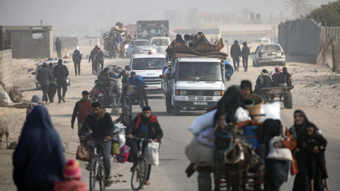 Palestinos desplazados internos avanzan a lo largo de la carretera costera después de que el ejército israelí exigiera a los residentes del campamento de Khan Yunis que abandonaran el campamento de Rafah, cerca de la frontera con Egipto, en el sur de l