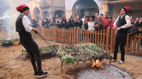 La plaça de l'oli de Valls ha estat el punt on s'ha fet la demostració de coure calçots