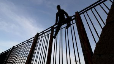 Marruecos aborta un intento de acceso de 150 personas por la valla de Melilla