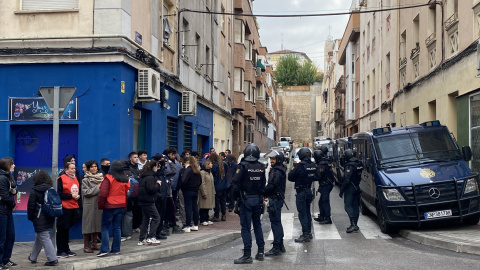 Desahuciada una mujer de 67 años, junto a su hija embarazada, su hija con cáncer y sus cuatro nietos menores en Madrid