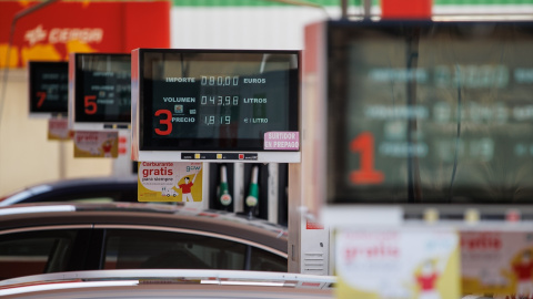 Pantallas con el precio del diesel y la gasolina en una estación de servicio, a 1 de septiembre de 2023, en Madrid