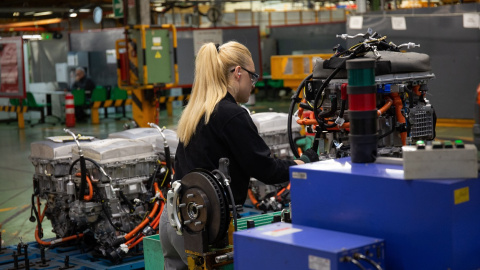 16/01/2019 Una mujer trabajando en la planta de Nissan en Barcelona