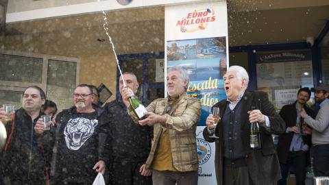 Agraciados con el primer premio del Sorteo Extraordinario de la Lotería del Niño, a 6 de enero de 2023, en L’Escala, Catalunya.