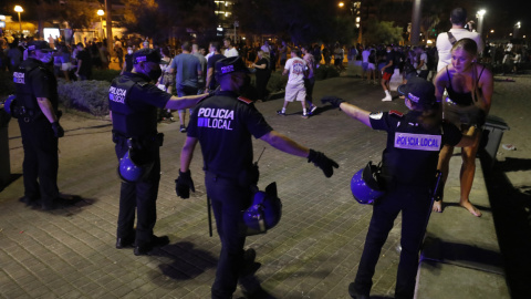 La policía expulsa a las personas que beben en la calle