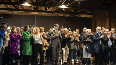 Salvador Illa amb alguns dels signants de la plataforma de suport a la seva candidatura.