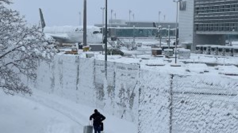 El aeropuerto de Múnich reanuda sus operaciones tras cancelar el sábado todos sus vuelos por las fuertes nevadas