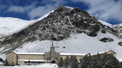 Vista general del santuari de Núria nevat