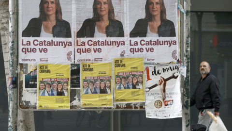 Vista de carteles electorales de ERC y de Comuns Sumar en una calle de L'Hospitalet, a 30 de abril de 2024.