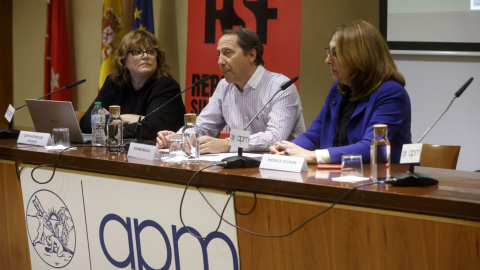 El presidente de Reporteros Sin Fronteras (RSF) España, Alfonso Bauluz (c), acompañado por la vicepresidenta de la organización, Edith Rodríguez Cachera (i), y por la secretaria general de la Asociación de la Prensa de Madrid (APM), Mónica Tourón, 