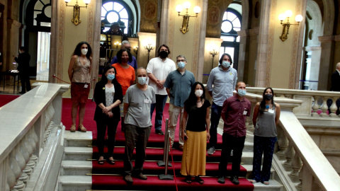 Representants de les entitats i diputats de diversos grups polítics al Parlament en l'inici de la tramitació del Centre Català d’Empresa i Drets Humans.