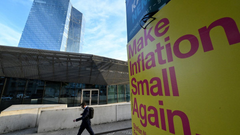 Un hombre pasea por las inmediaciones del edificio del Banco Central Europeo en Fráncfort, a 25 de septiembre de 2023.