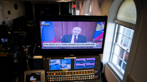 El presidente ruso Vladimir Putin a través de un monitor de televisión en la sala de prensa de la Casa Blanca en Washington.