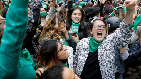 Mujeres celebran la decisión de la Corte Constitucional de aprobar la despenalización parcial del aborto.