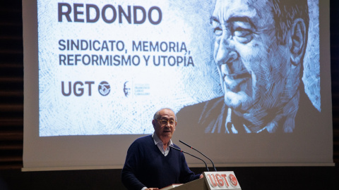 Nicolás Redondo Terreros interviene durante el homenaje a su padre, el histórico dirigente de UGT Nicolás Redondo Urbieta, en la sede del sindicato, coincidiendo con el 35 aniversario de la huelga general del 14-D de 1988. EUROPA PRESS/Alejandro Martí