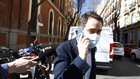 El secretario general del Partido Popular, Teodoro García-Egea, sale de la sede del partido en la calle Génova, a 22 de febrero de 20222, en Madrid.