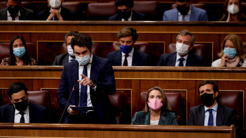 El diputado popular Teodoro García Egea (2i) interpela al Gobierno en presencia del líder del partido, Pablo Casado (d), y de su portavoz parlamentaria, Cuca Gamarra