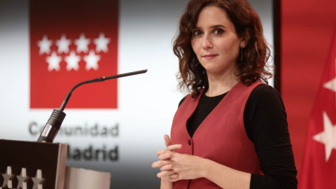 La presidenta de la Comunidad de Madrid, Isabel Díaz Ayuso, en una rueda de prensa después de una reunión con el presidente de la Junta de Castilla y León, en la Real Casa de Correos, a 29 de noviembre de 2021, en Madrid (España).