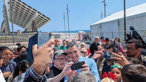 El presidente del Gobierno, Pedro Sánchez, en la Feria de Abril de Barcelona, en plena campaña de las elecciones catalanas del 12 de mayo. EFE/Sergi Ill