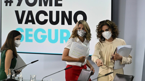 s ministras de Derechos Sociales, Ione Belarra; de Trabajo, Yolanda Díaz; y de Hacienda y portavoz de Gobierno, María Jesús Montero, a su llegada a la rueda de prensa posterior a la reunión del Consejo de Ministros, este martes en el complejo del Pala