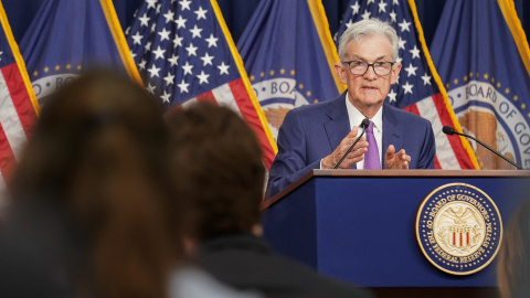 El presidente de la Reserva Federal, Jerome Powell, durantre la rueda de prensa posterior a la reunión del Comité de Mercado Abierto, que ha dejado sin cambios los tipos de interés en EEUU, que siguen en máximos de 23 años. REUTERS/Kevin Lamarque