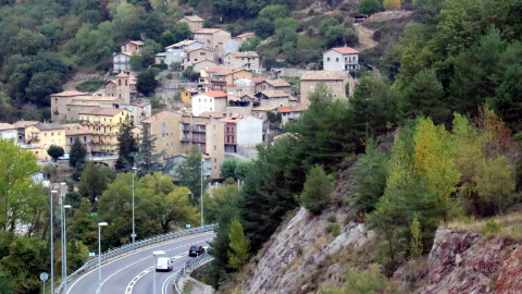 La carretera C-16 i al fons el poble de Cercs