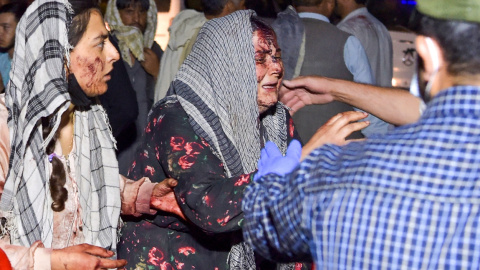 Dos mujeres heridas en los atentados de Kabul llegan a un hospital para ser atendidas. AFP/Wakil KOHSAR