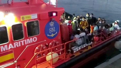 Efectivos de Salvamento Marítimo rescataron en la tarde de este jueves a 87 migrantes, de origen marroquí, que navegaban en una embarcación a unas 13 millas náuticas al sureste del Castillo de San Sebastián de Cádiz.