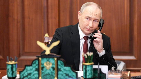 El presidente ruso, Vladimir Putin, habla por teléfono antes de la ceremonia de investidura como presidente de la Federación Rusa, el 7 de mayo de 2024, en Moscú.