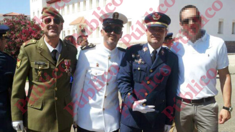 Foto de julio de 2014 en la Academia General del Aire: de izda. a dcha., los cabos primeros Díaz Pérez y Veiga Gutiérrez; el capitán Antonio Meroño haciendo el saludo de las SS (juramento de lealtad a Hitler que sustituye al brazo alzado para evitar 