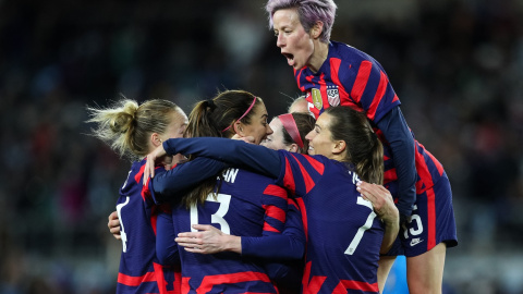 Las jugadoras de la selección femenina de fútbol de EEUU se abrazan tras marcar un gol en su enfrentamiento contra la selección de Corea del Sur, en el Estadio Allianz, en St Paul, Minnesota, el pasado octubre. David Berding/Getty Images/AFP