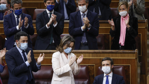 El líder del Partido Popular, Pablo Casado (d, delante), recibe los aplausos de varios diputados de su partido tras su intervención en la sesión de control al Gobierno, este miércoles, en el Congreso de los Diputado