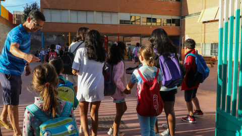 Varios niños a su llegada al colegio CEIP Hernán Cortés durante el primer día de comienzo del curso escolar, a 7 de septiembre de 2022, en Madrid (España).