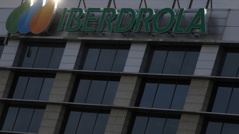 El logo de Iberdrola en su sede en Madrid. REUTERS/Sergio Perez