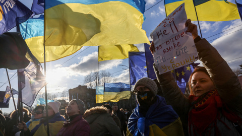 Protesta frente a la embajada rusa en Kiev contra las acciones de Rusia en el Donbás.