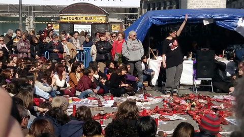 Pamela Palenciano, representando 'No solo duelen los golpes' en la Puerta del Sol / PÚBLICO