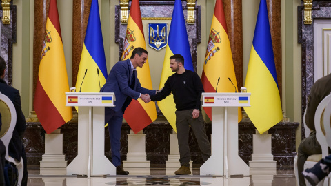 El presidente del Gobierno de España, Pedro Sánchez (i), y el presidente de Ucrania, Volodimir Zelenski (d), se saludan a su llegada al Palacio Mariinski, a 23 de febrero de 2023, en Kiev (Ucrania).