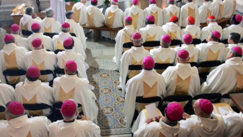 Obispos se preparan para asistir a una misa en la iglesia parroquial de Lourdes. Foto de archivo.