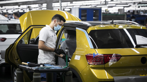 Un trabajador en una planta de Volkswagen en Portugal.